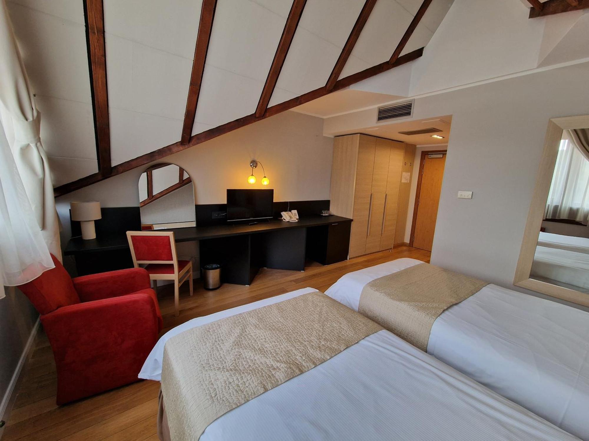 Hotel Sunny Hill Клуж-Напока Экстерьер фото