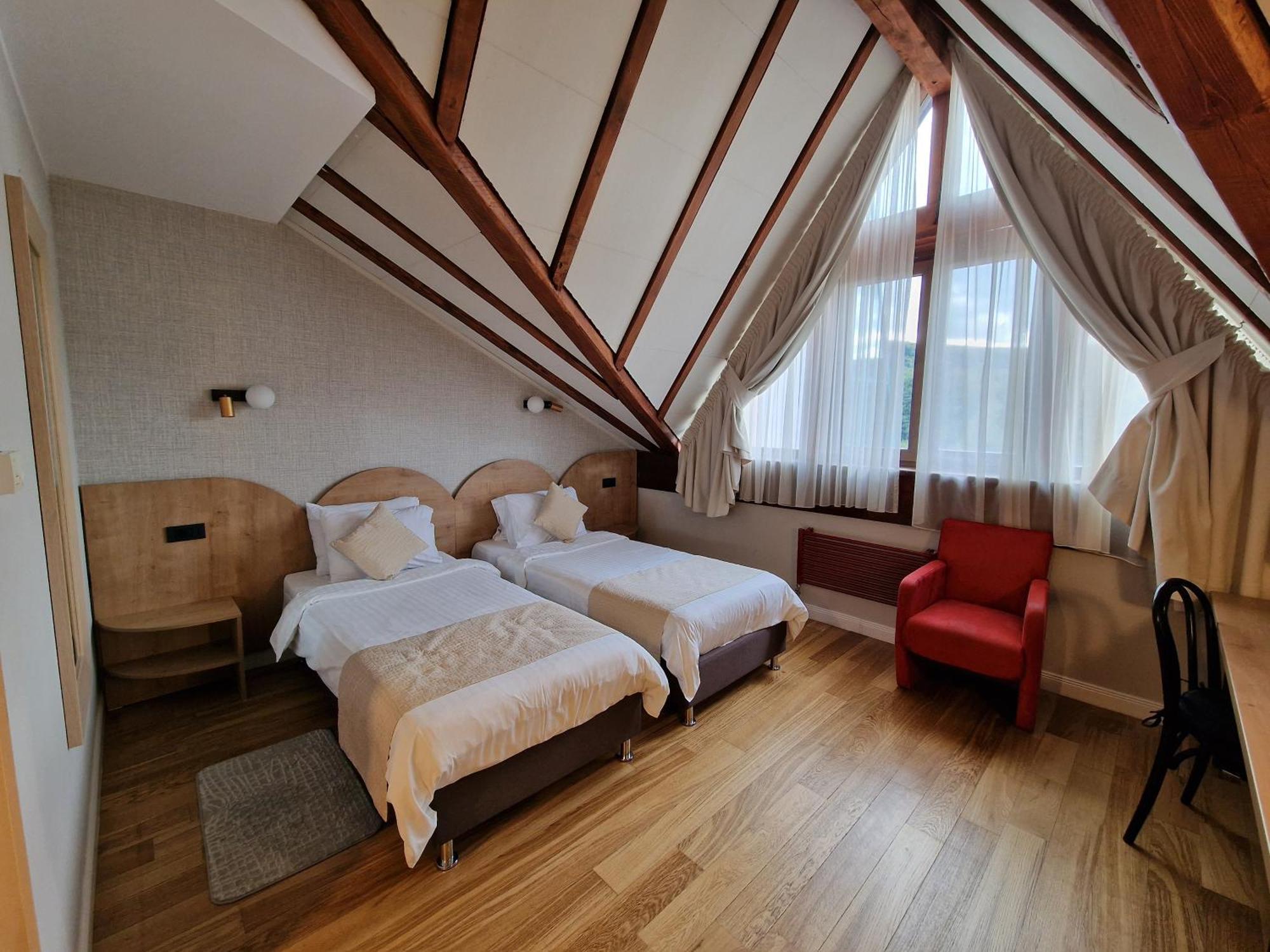 Hotel Sunny Hill Клуж-Напока Экстерьер фото